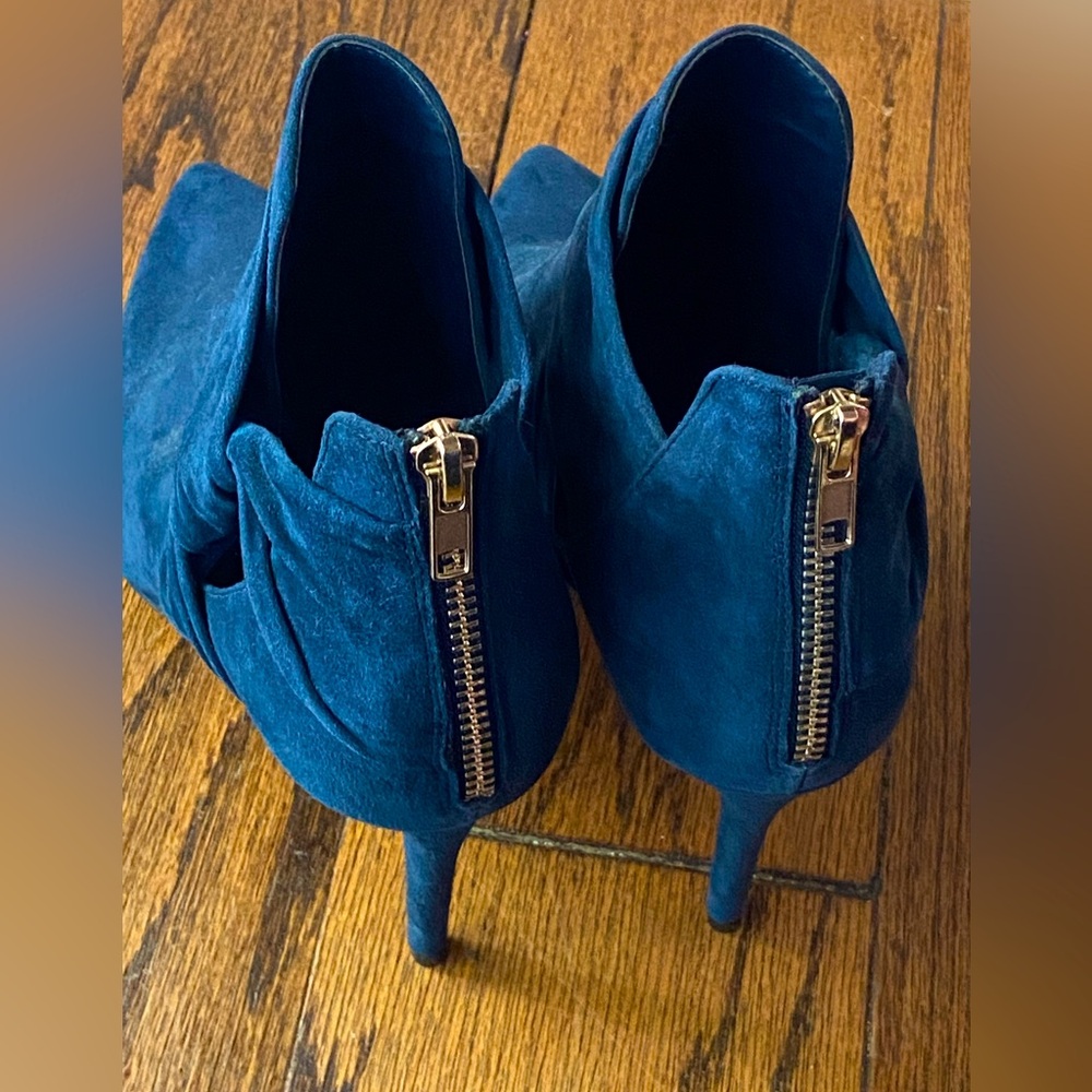 Gorgeous NEW White House Black Market pumps - Size 8.5